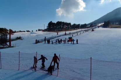 Esquiadores en Aransa, con 32 kilómetros de circuito señalado.
