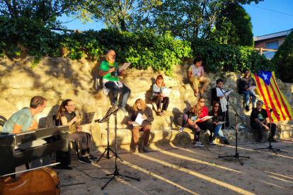 Ponts. Aquest municipi de la Noguera també va celebrar ahir l’aniversari del referèndum amb una exposició fotogràfica i un acte institucional. La jornada va comptar amb la participació d’uns cinquanta veïns.