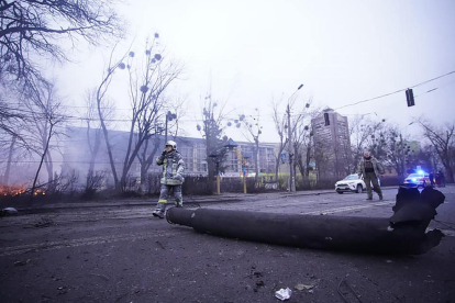 Personal de emergencias en las inmediaciones de la antena de televisión de Kiev atacada este martes.