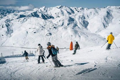 Esquiadores en las pistas de Baqueira Beret en una imagen de archivo.