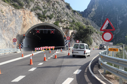 La boca sud del túnel de Tresponts, a la C-14, on es veuen vehicles circulant per l'antiga carretera a causa del tancament del túnel i una senyal de perill de despreniments

Data de publicació: dijous 22 de setembre del 2022, 12:45

Localització: Organyà

Autor: Albert Lijarcio