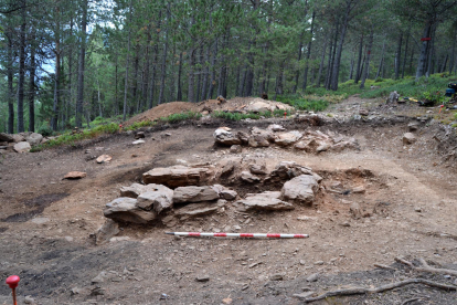 Los restos de la estructura del horno de reducción de hierro ya excavado, y un posible segundo horno en segundo término, en el municipio de Alins.