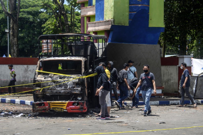 Al menos 129 muertos por unos disturbios en un partido de fútbol en Indonesia