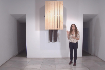 La actriz leridana Lara Díez, con la escultura elegida en el vídeo.