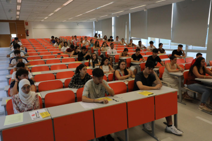Alumnes durant la selectivitat a Lleida.