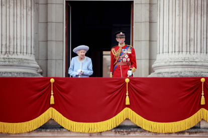 Elisabeth II surt al balcó del palau al començament del Jubileu