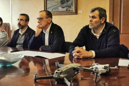 L'alcalde de Lleida, Miquel Pueyo, i el regidor d'Horta, David Melé, amb els drons de la Guàrdia Urbana.