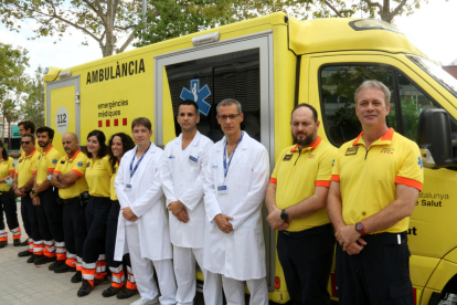 Part de l'equip de professionals que van participar en el trasllat d'una nena des de Tudela fins a l'Hospital Vall d'Hebron de Barcelona.