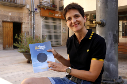 La directora artística de FiraTàrrega, Anna Giribet, amb el programa de l'edició de 2022.