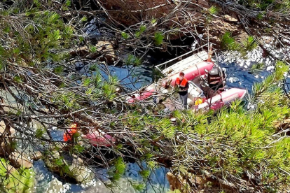 Imagen de los equipos de rescate donde apareció el cuerpo.