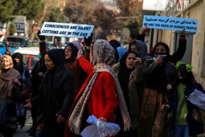 Un grup de dones afganeses protesta contra el règim talibà.