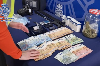 La Policia Nacional va confiscar diners en efectiu, armes i droga.