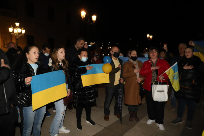 Al acabar, la comunidad ucraniana cantó el himno de su país. 