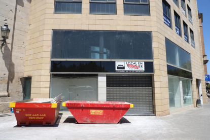 Los contenedores para las obras junto al Arc del Pont.