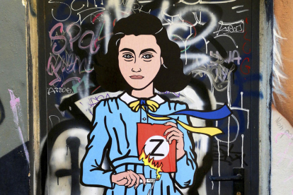 Un artista dibuja a Ana Frank quemando la Z de Putin en un mural en Milán