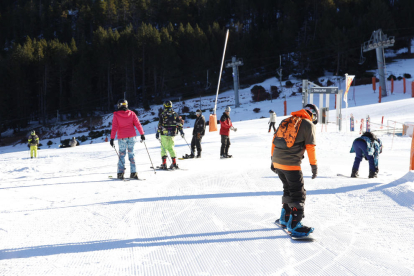 Los primeros esquiadores estrenaron ayer la temporada en Port Ainé.