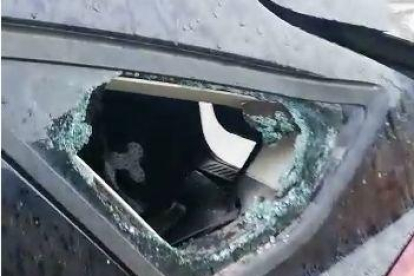 Un dels vehicles que ha aparegut amb els vidres trencats a la ronda de Sant Martí de Lleida.