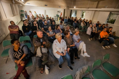 Decenas de vecinos asistieron a la reunión convocada por la plataforma contra las okupaciones.