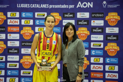Ariadna Pujol va voler compartir amb Geo Bahí, la capitana de l’equip fa dos campanyes, l’honor d’aixecar el trofeu de campió de la Lliga Catalana.