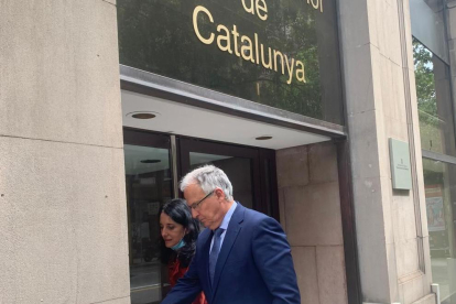 El regidor del PP a l'Ajuntament de Barcelona, Josep Bou, entra a la Fiscalia per denunciar l'incendi del seu vehicle