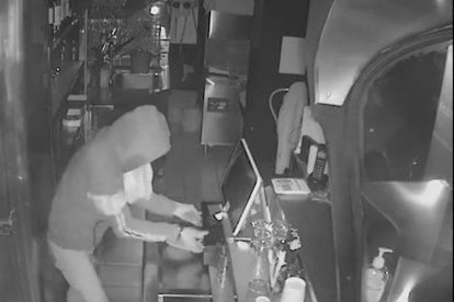 Detingut per robar la caixa registradora d'un restaurant de Lleida després de colar-s'hi trencant el vidre de l'aparador