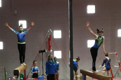 Participantes, entrenadores y autoridades posan juntos tras la jornada inclusiva de gimnasia artística organizada por el club FEDAC.