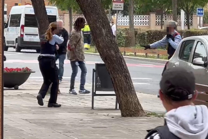 Imágenes del momento de la detención en la que se ve cómo los Mossos piden al atracador que tire el cuchillo, intentan arrebatárselo, le disparan, cae al suelo y le detienen. 