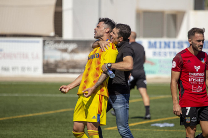 Pere Martí abraza a Adrià de Mesa, que había fallado el penalti, mostrando su alegría por la victoria.