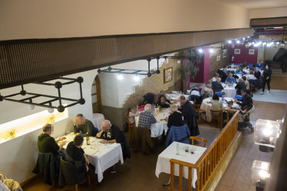 Vista general del menjador d'un restaurant de Lleida.