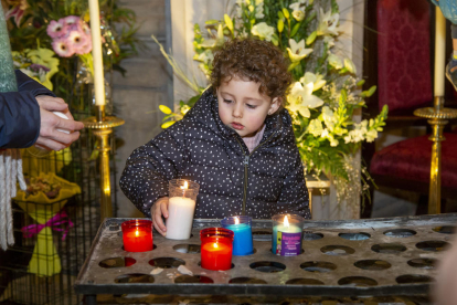 Una de les nenes que van participar en la benedicció d’espelmes i candeles.