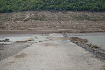 La carretera de l’antiga Tiurana i una formigonera abandonada (esquerra) ahir a la tarda, quan una forta tempesta va caure a pocs quilòmetres d’allà, a Ponts.