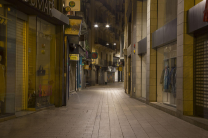Imagen de la calle Major ayer por la noche, con las tiendas ya cerradas.