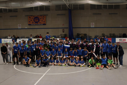 Foto de familia de todos los equipos del CFS Alcoletge y el Lamsauto Futsal Lleida.