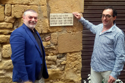 Placa a la casa natal de Llurba - El director artístic del TNC, Xavier Albertí, i l’alcalde del Vilosell, Jordi Nogué, el juny del 2017 en l’estrena d’una placa a la casa natal on va nàixer en 1887 Rossend Llurba, autor el 1917 de la llet ...