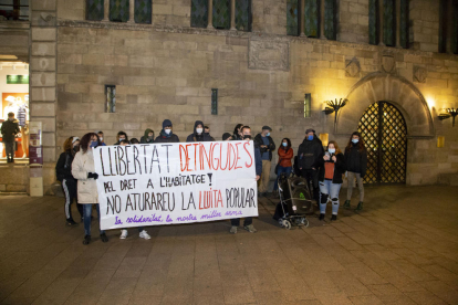 Una vintena de persones es van concentrar ahir a Lleida en suport als quatre detinguts a Barcelona.