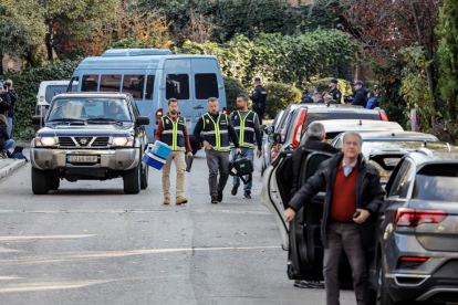 Varios agentes de Policía Nacional llegan a la embajada de Ucrania en Madrid tras ser acordonada.