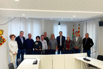 Els alcaldes i representants municipals dels dotze municipis que ahir van firmar l’acord.