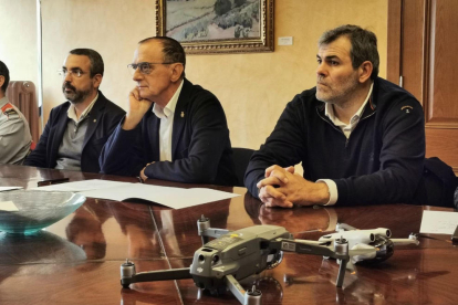 El alcalde, Miquel Pueyo, y el concejal de l’Horta, David Melé, con los drones en la reunión con la FAV. 