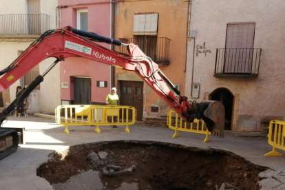 Una excavadora sanea el entorno del socavón que ‘engulló’ el jueves una furgoneta en Tudela de Segre.