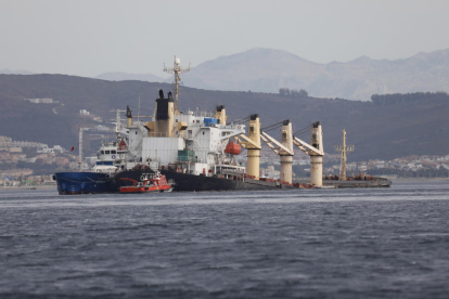 Gibraltar espera extreure al llarg del dia la resta del fueloil del vaixell