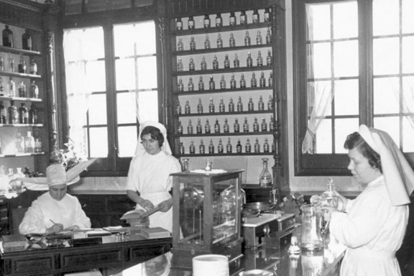 Farmacia. Las monjas de las Hermanos de la Caridad trabajaban como enfermeras. A la derecha, tres en la farmacia.