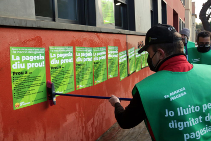 #UP vierte estiércol en la entrada de los servicios territoriales del Departamento de Acción Climática en Lleida
