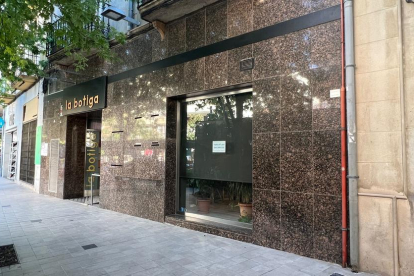 Vista de la façana de l'establiment on s'instal·larà la nova botiga BO de Shalom, a la plaça Manuel Bertrand, 19, de Mollerussa.