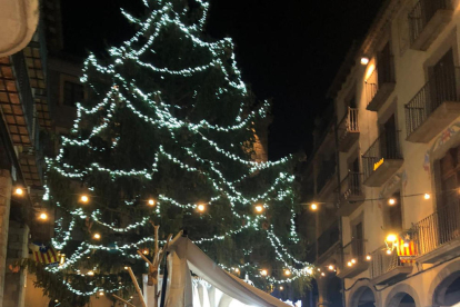 El espectáculo ‘Entre llums’ inauguró ayer la iluminación en Tàrrega.