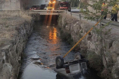 Troben un vehicle a l'interior del canal a les Borges Blanques