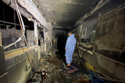 L’interior de l’hospital incendiat a Bagdad.