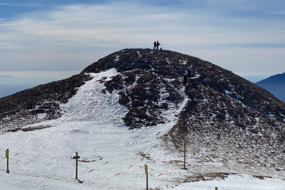 La colina situada al lado del refugio del Niu de l'Àguila, en la Molina, donde se hará un mirador de 360 grados.