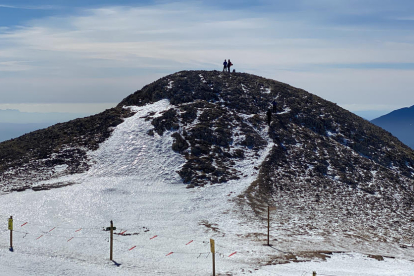 El turó situat al costat del refugi del Niu de l'Àliga, a la Molina, on es farà un mirador de 360 graus.