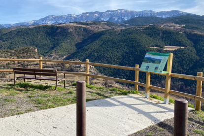 El mirador d'Estamariu, a l'Alt Urgell, des d'on es pot veure la serra del Cadí.