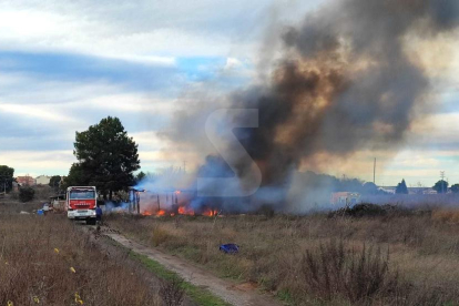 Un incendi calcina un magatzem al barri de Pardinyes de Lleida